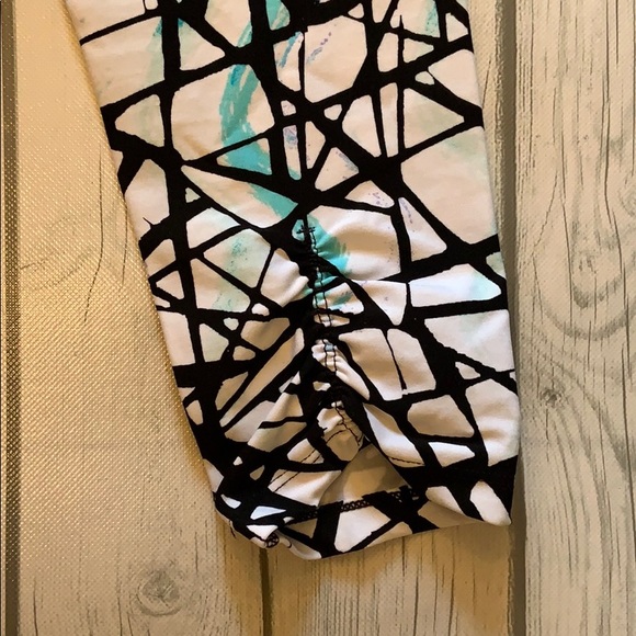 Calvin Klein Performance Capri Legging - Picture 10 of 11